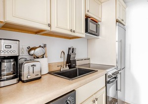 Deluxe Back Bay Studio, steps from Newbury & T, by Blueground