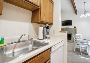 Deluxe One bedroom Queen Suite with outdoor heated pool 203