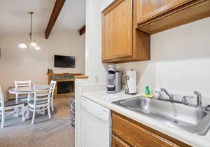 Deluxe One Bedroom Queen Suite on the 2nd floor with outdoor heated pool 202