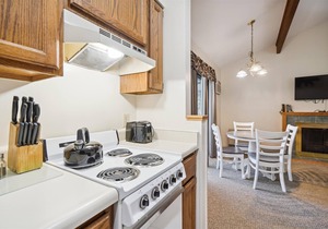 Deluxe One Bedroom Queen Suite on the 2nd floor with outdoor heated pool 202
