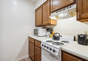 Deluxe One Bedroom Queen Suite on the 2nd floor with outdoor heated pool 202
