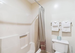Deluxe one bedroom suite located on 2nd floor with outdoor heated pool 21517