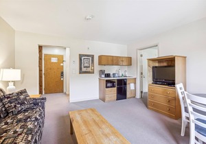 Deluxe one bedroom suite located on 2nd floor with outdoor heated pool 21921