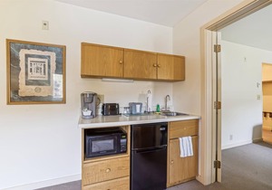 Deluxe one bedroom suite located on 2nd floor with outdoor heated pool 21921