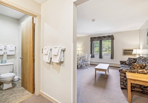 Deluxe one bedroom suite located on 2nd floor with outdoor heated pool 21921