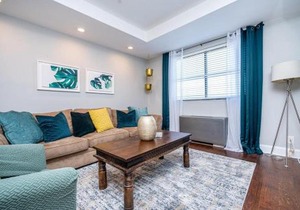 Downtown ! King bed 24 concierge! Onsite Parking LM903