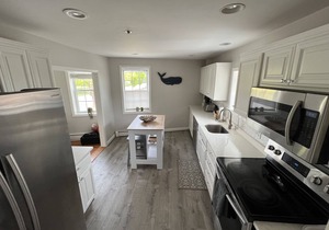 Downtown Newburyport, Bright and Sunny 2 Bedroom