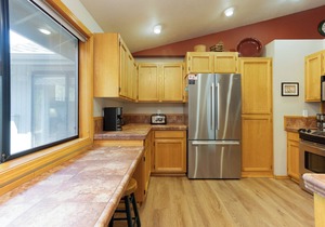 EBUT21 - Single Level Lodge-Style Home, Ping Pong, Hot Tub