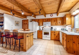 Family-friendly retreat w/furnished deck, gas grill, washer/dryer & shared pool