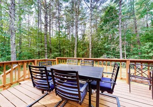 Family-friendly retreat w/furnished deck, gas grill, washer/dryer & shared pool