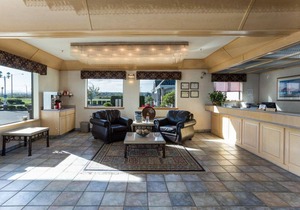 Family Vacay! Comfy Unit, Pool, Sauna and Gym