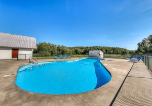 Golf course-front condo with loft, indoor & outdoor pools, hot tub, & game room