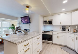 Gorgeous mtn-view condo next to Killington Resort - pool, hot tub & ski shuttle