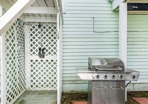 Ground-Floor Duplex w/Free WiFi, Private W/D, Shared Grill - 1 Block from Beach
