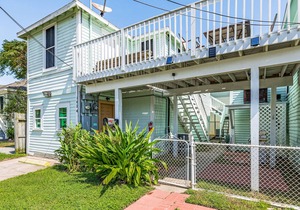 Ground-Floor Duplex w/Free WiFi, Private W/D, Shared Grill - 1 Block from Beach