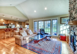 Ground floor home w/patio, washer/dryer, shared pool & hot tub, AC