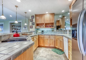 Ground floor home w/patio, washer/dryer, shared pool & hot tub, AC