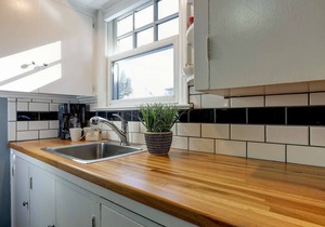 Historic Drake Cottage - Walk to Downtown Bend - Drake Park Across the Street - Perfect for Couples
