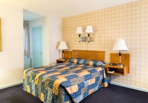 Hotel ∙ Private Room w Queen Bed in Budget Host Inn for Couples