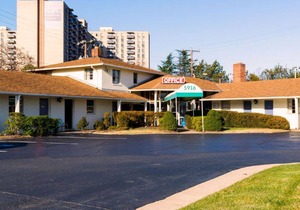 Hotel ∙ Private Room w Queen Bed in Budget Host Inn for Couples
