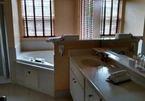 HUGE UNIT~ SLEEPS 12~ HAS 4 BDRM, 2 LIVING RMS, 2 KITCHENS, 4 BATHRMS *BOOK NOW*