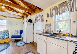 Kennebunk cottage w/shared pool - close to beach