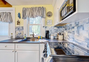 Kennebunk cottage w/shared pool - close to beach