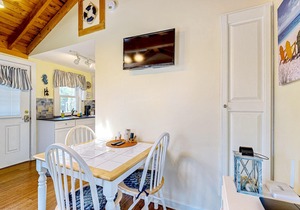 Kennebunk cottage w/shared pool - close to beach