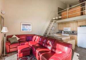 Lake Chelan Shores Lake Escape - Close to Waterfront and Pool!