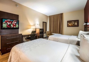 Look No Further! 2 Great Units, Close to Famous Dave's Bar-B-Que, Pets Allowed!