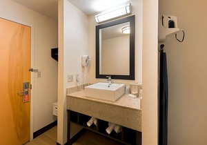 Look No Further! 2 Great Units, Close to Famous Dave's Bar-B-Que, Pets Allowed!