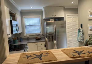 Lovely Condo in Gated Harbour Oaks walking distance to the Village