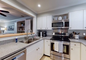 Lovely Condo in Gated Harbour Oaks walking distance to the Village