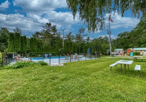 Lovely cottage w/ cable TV and community pool - walk to beach, dogs ok!
