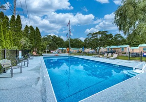Lovely cottage w/ cable TV and community pool - walk to beach, dogs ok!
