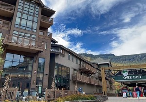 Luxury Studio Available Ski in -ski out Village Plaza & Spruce Peak View