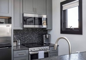 Modern and Stylish Condo Close to Downtown!