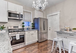Newark Townhome Near Airport - Pet Friendly!