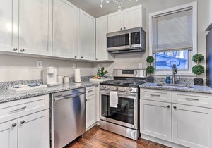 Newark Townhome Near Airport - Pet Friendly!
