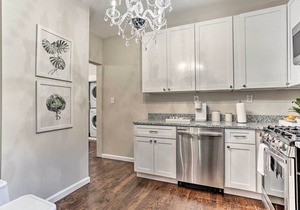 Newark Townhome Near Airport - Pet Friendly!