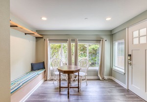 Newly remodeled & charming Inn studio near the beach with kitchenette!