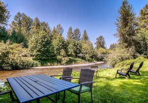 North Bend Escapes Moon River 4,5 - 2 Modern Townhomes on river, up to 12 guests