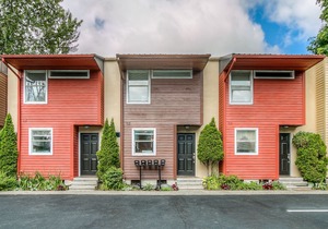 North Bend Escapes Moon River 4,5 - 2 Modern Townhomes on river, up to 12 guests