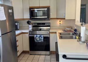 Ocean Park Meadows A/C, pickleball,pool,2 bed/2 bath/2 Flr condo-close to beach.