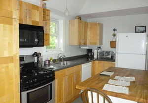 Peaks Cottage: Modern amenities, island charm, steps to shore
