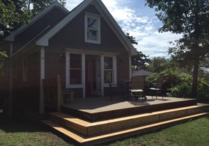 Peaks Cottage: Modern amenities, island charm, steps to shore