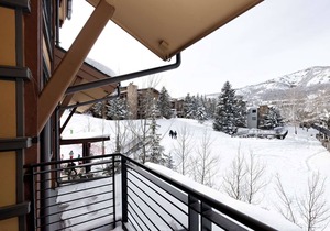 Perfect Snowmass Getaway! Spacious Balcony with Views, A/C, Hot Tub, Gas FP & Parking