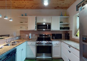 Pet Friendly, Located in Town, Close to beach, Shared Pool, Golf Cart Access