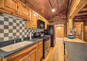 Picture-Perfect Vermont Mtn Cabin w/ Hot Tub!