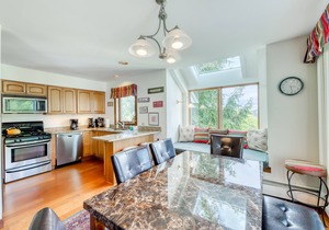 Ski-in/ski-out sunrise condo with shared pool & hot tub - great ski retreat